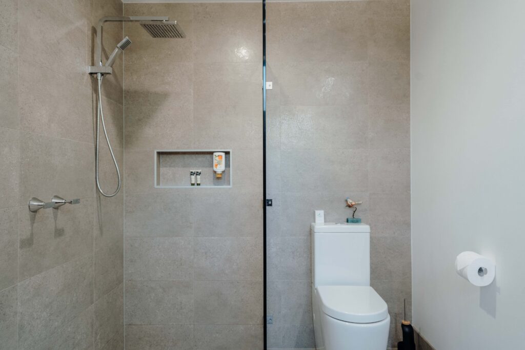 chalet-bluegum-bathroom-tree-chalets-forest-retreat